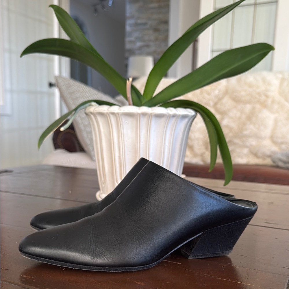 Vince. Black Leather Mules (US8.5)